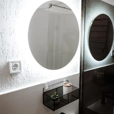 Cozy - Perfect For Couples - 10 Min To Downtown - Parking *